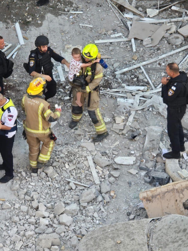 مقتل 5 أشخاص وإصابة آخرين بسقوط صاروخ على مبنى سكني في بئر السبع